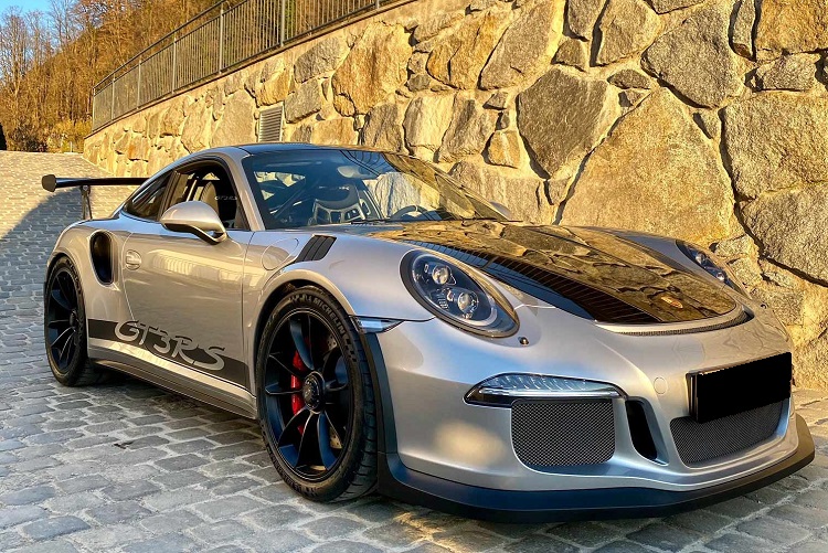 Rent a Porsche 911 GT3 in Innsbruck