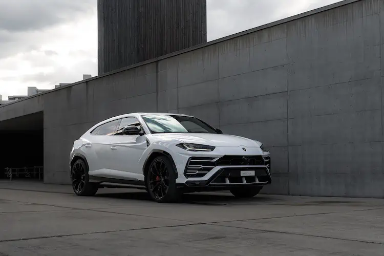 lateral front view of the lamborghini urus in zurich